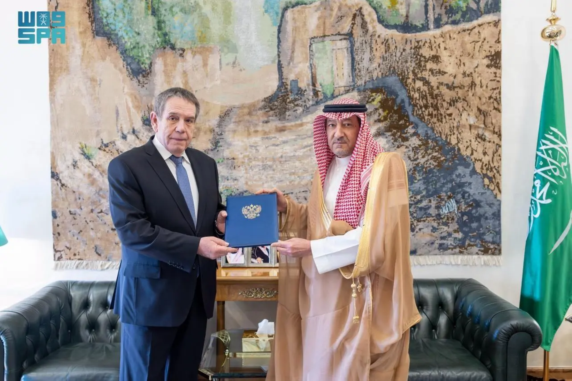 وزير الخارجية يتلقى رسالة روسية بمناسبة مئوية العلاقات