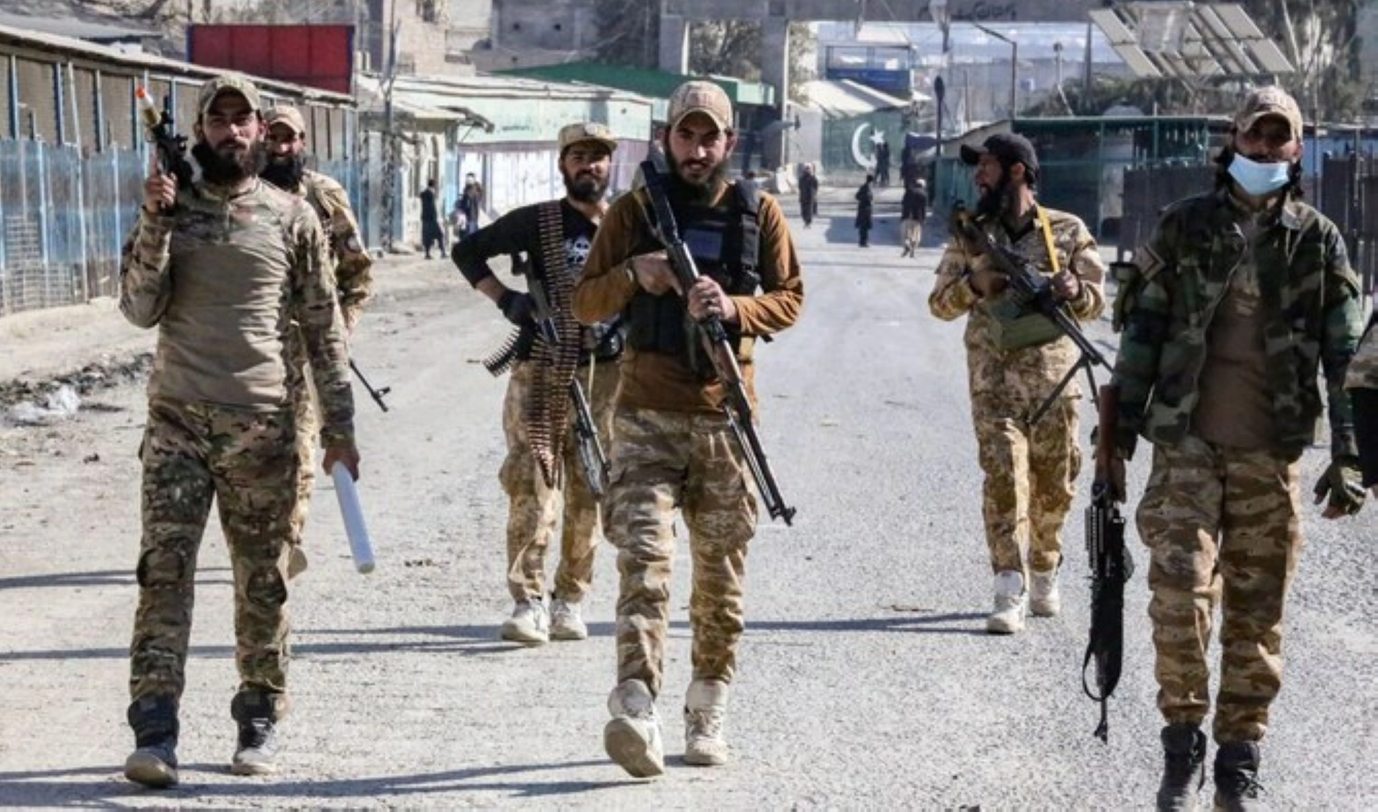 تجدد الاشتباكات الحدودية بين أفغانستان وباكستان: تفاصيل التصعيد