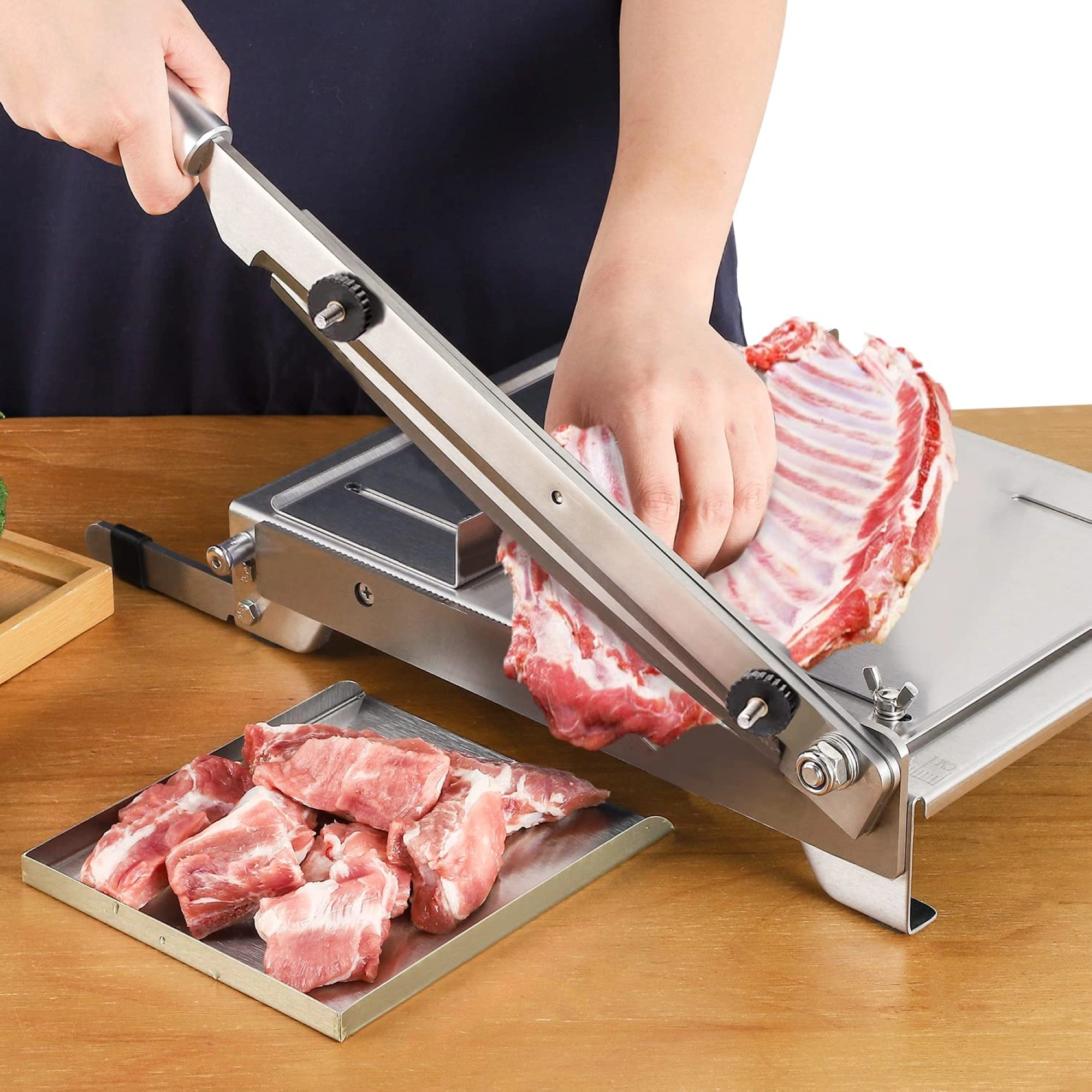 Civil Defense guidelines for the safe use of meat grinders and sharp tools
