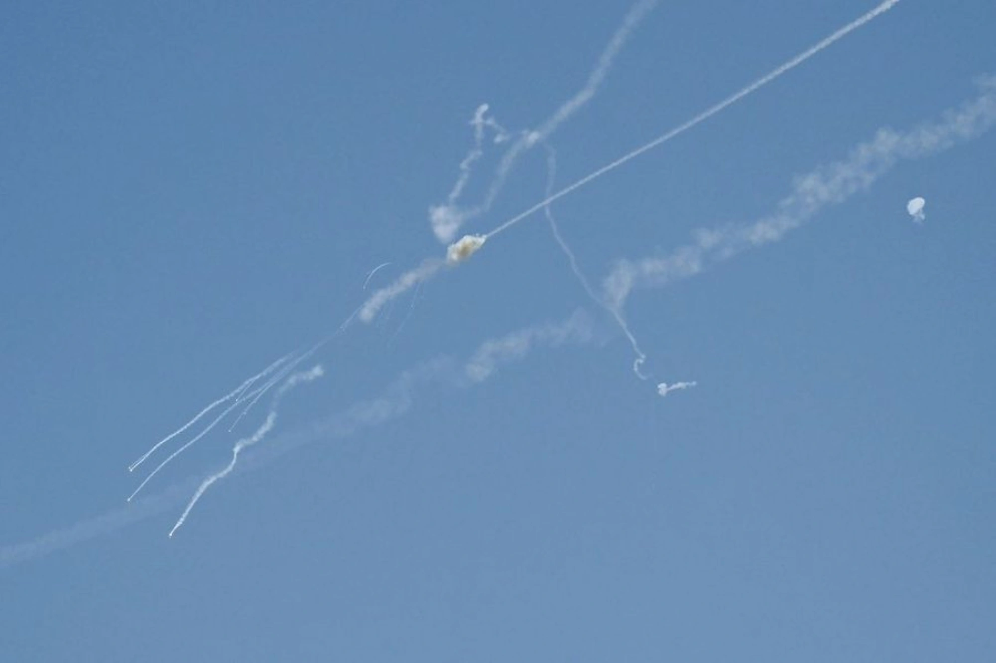 الإمارات تعترض صواريخ ومسيرات إيرانية: بيان وزارة الدفاع وتفاصيل الرد